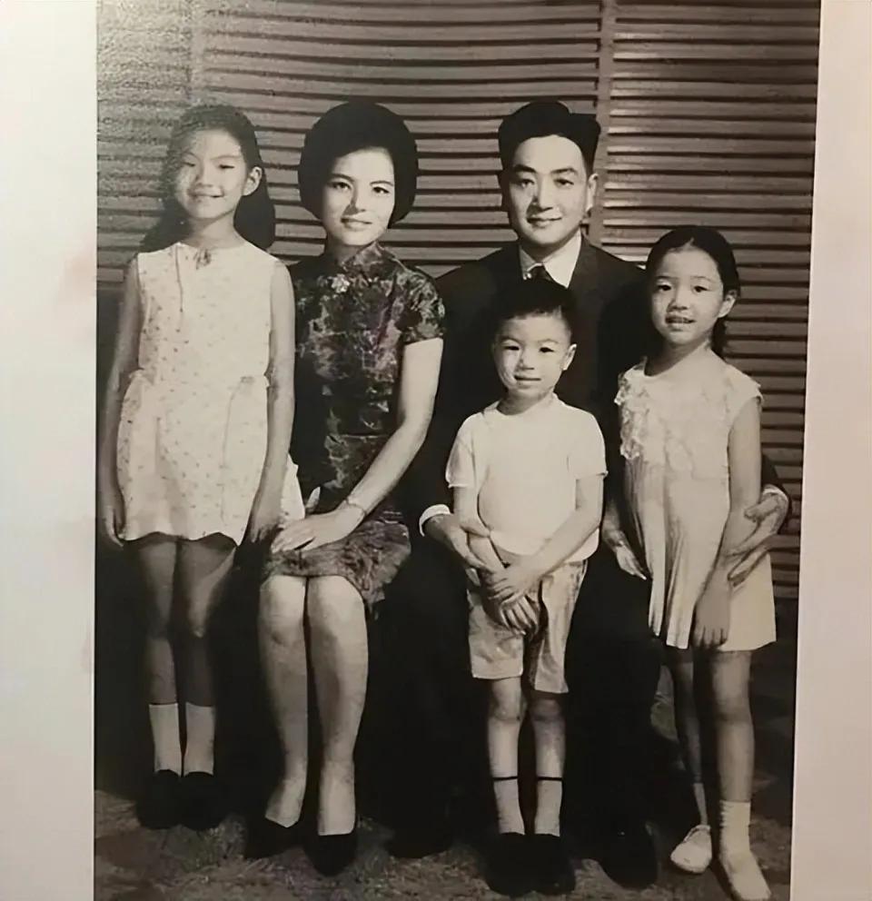 有网友讨论琼瑶平鑫涛林婉珍三人谁更吃亏。那当然是林婉珍吃亏了。琼瑶奶奶抢了别