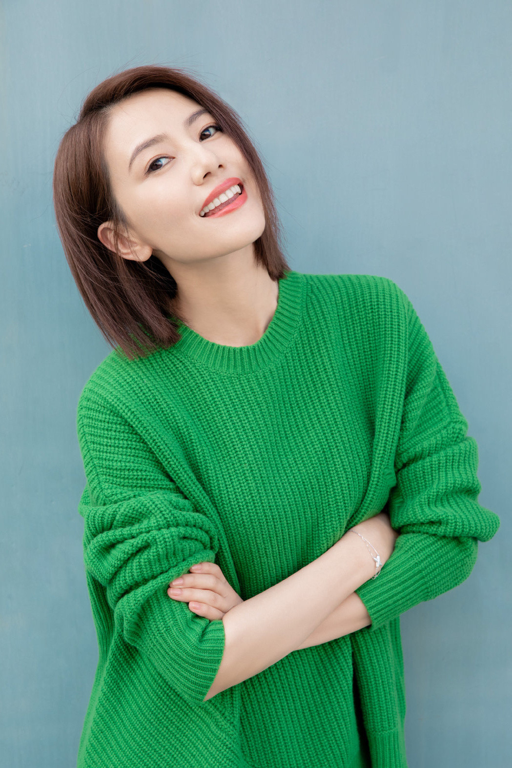 高圆圆合集高圆圆一身鲜绿针织衫衬得她肤色莹白，眉眼弯起时笑意清甜又明媚，利落短