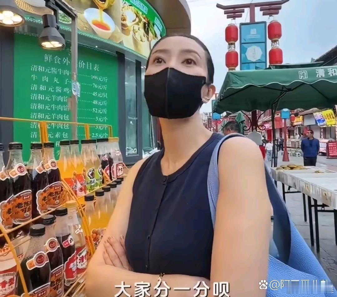 偶遇独自用餐的高圆圆，低调自在被镜头捕捉。