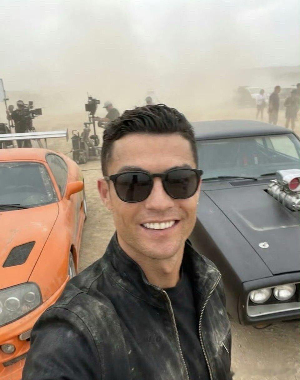 看得出来我罗出演《速度与激情》还是很投入很开心的。有动作戏的话，是不是能看到他跟