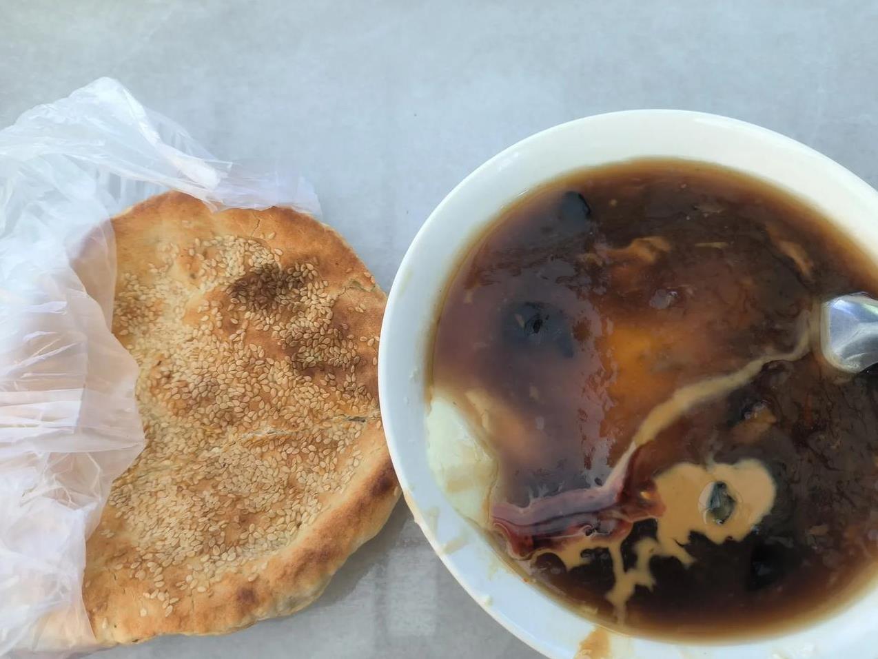 天津我最爱吃的兰州牛肉面，早上买个山东吊炉烧饼要了二碗豆腐脑，然后在市场买了三斤