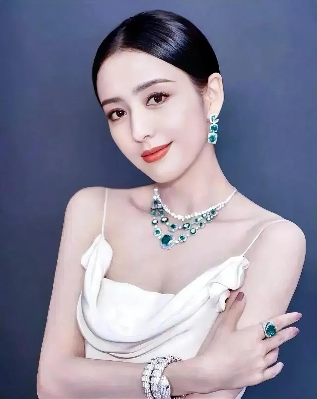 内娱80后女明星，你更喜欢哪一位呢1.杨幂，1986年2.杨颖，1989