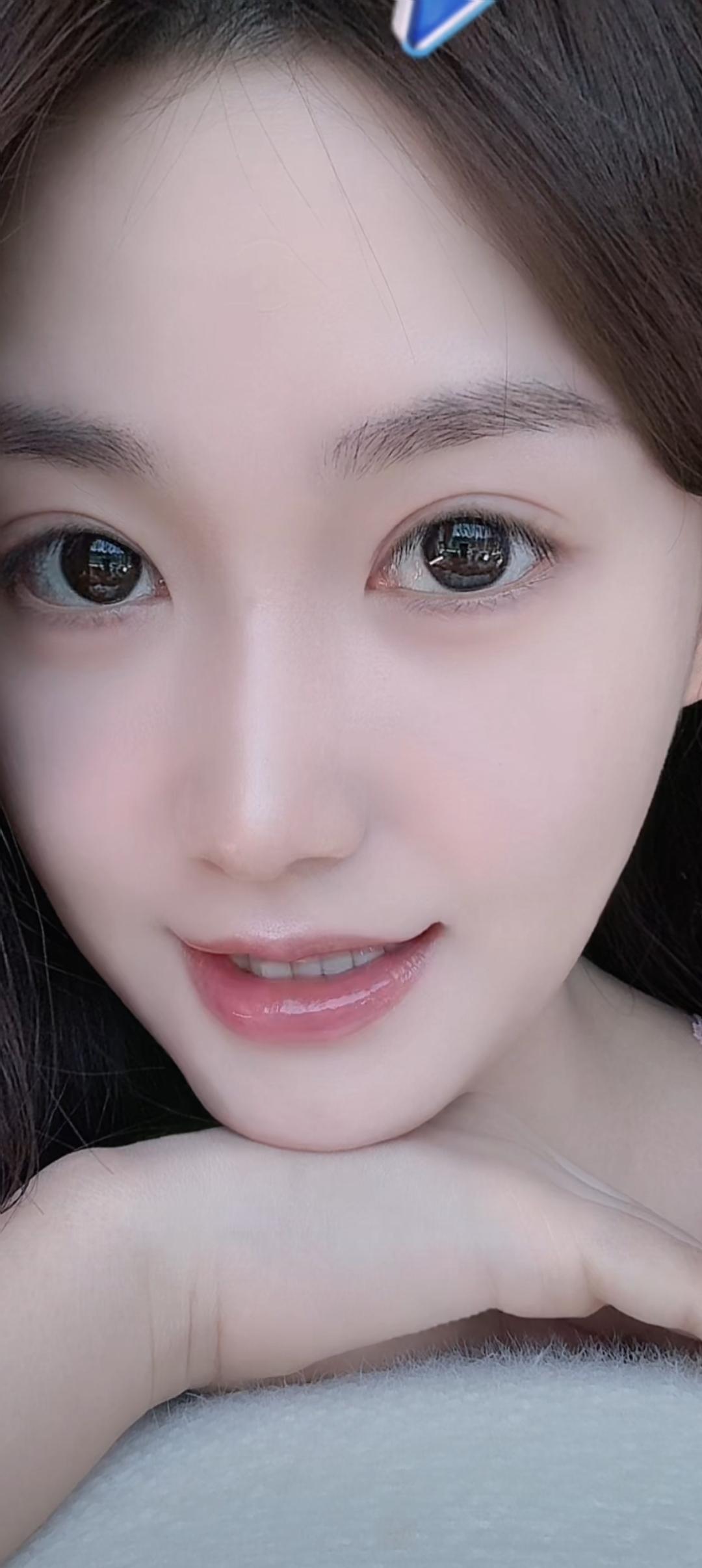 这姑娘笑起来真甜呀！