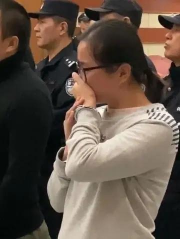 2019年，读硕士的杨春燕，在教室上课时，被警察带走了。带走前，老师问道：“是不