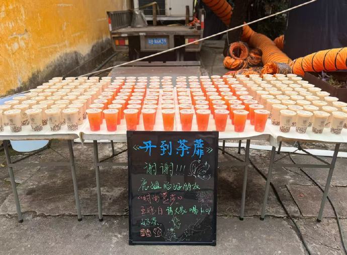 芭莎总监请客开到荼蘼剧组芭莎总监请客白鹿剧组白鹿人缘真不是盖的芭莎总监王晓白
