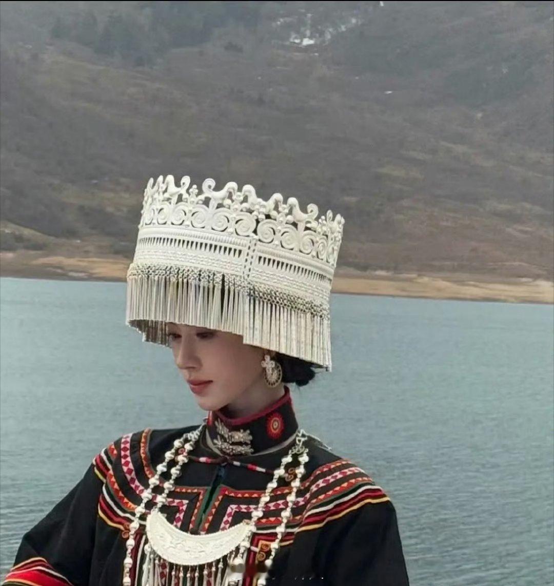 有路人偶遇到鞠婧祎穿着民族特色服饰正在拍照呢，小小一个的她，顶着这么重的头饰，也