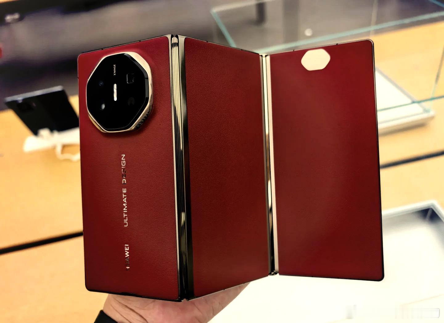 三星首款三折叠手机发布我们可以理直气壮的说【三星抄袭华为】but，三星是G字内折