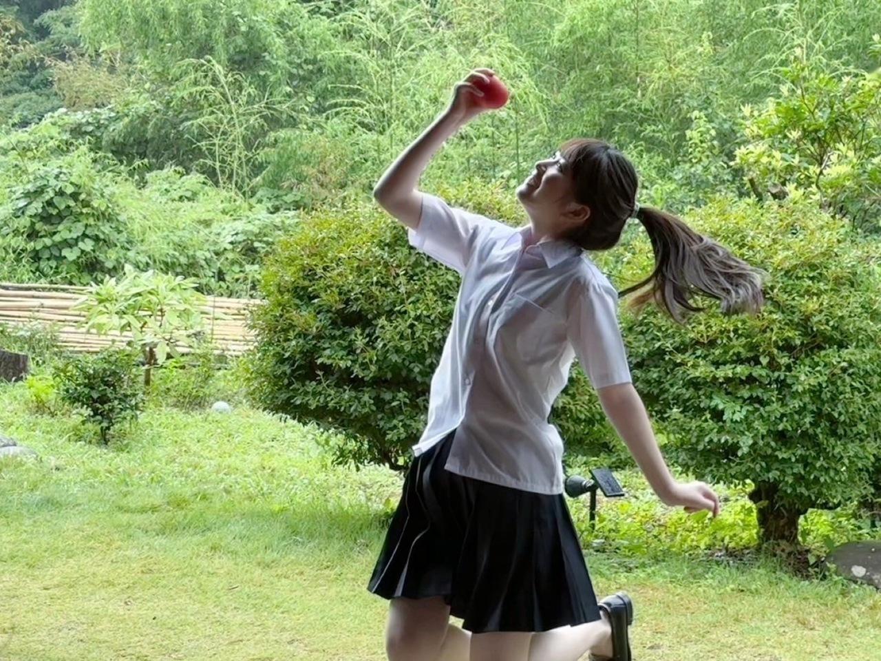 小川彩「高校生最後の夏にこうして制服姿を撮っていただけてとっても嬉しいです🎀川