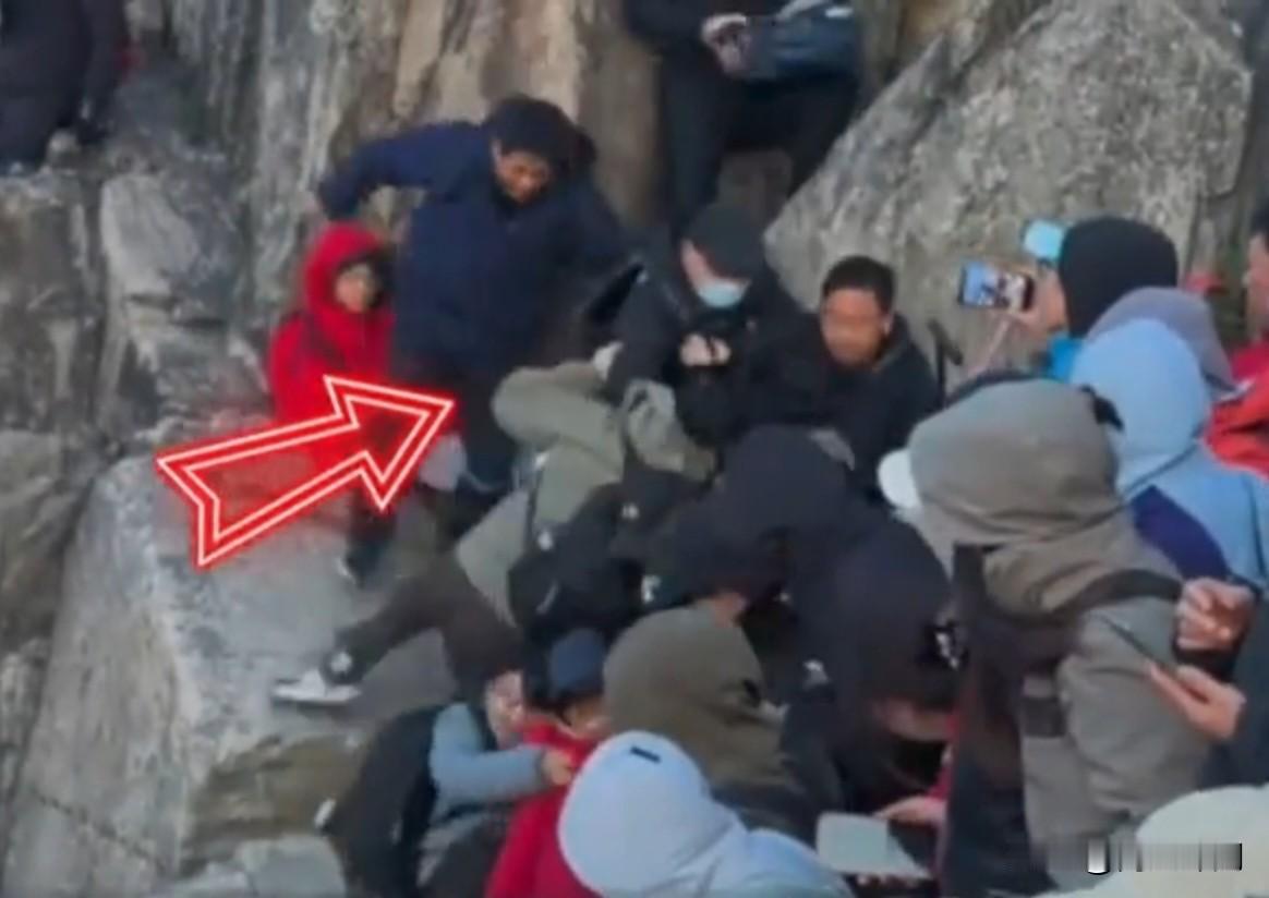 真没想到，去泰山看个日出还能闹成这样。4月25号一大早，不少人在山顶等着看