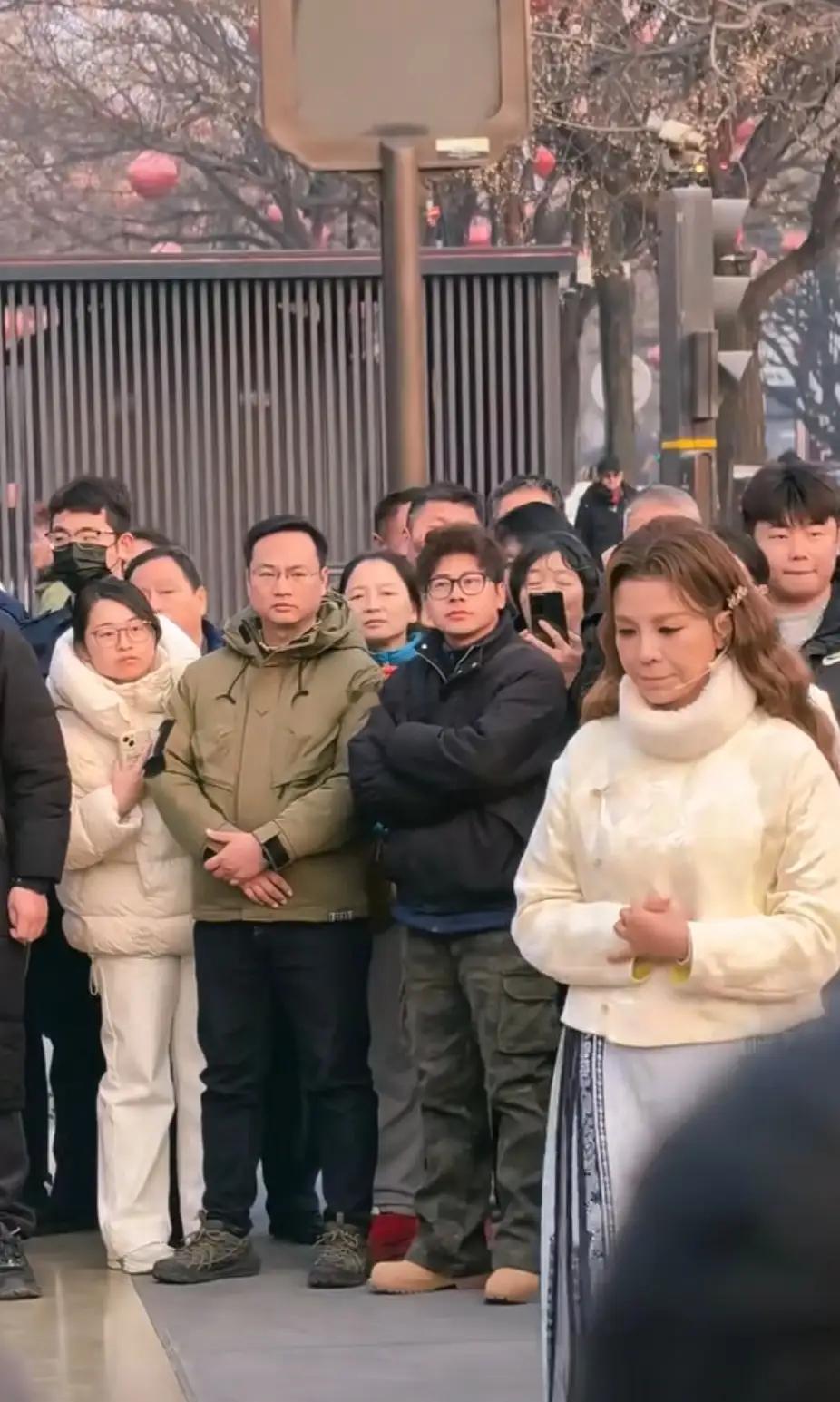 朱迅在西安大唐不夜城身着古装录节目，衣袂飘飘似从古画走出，眉眼间透着温婉古韵，气