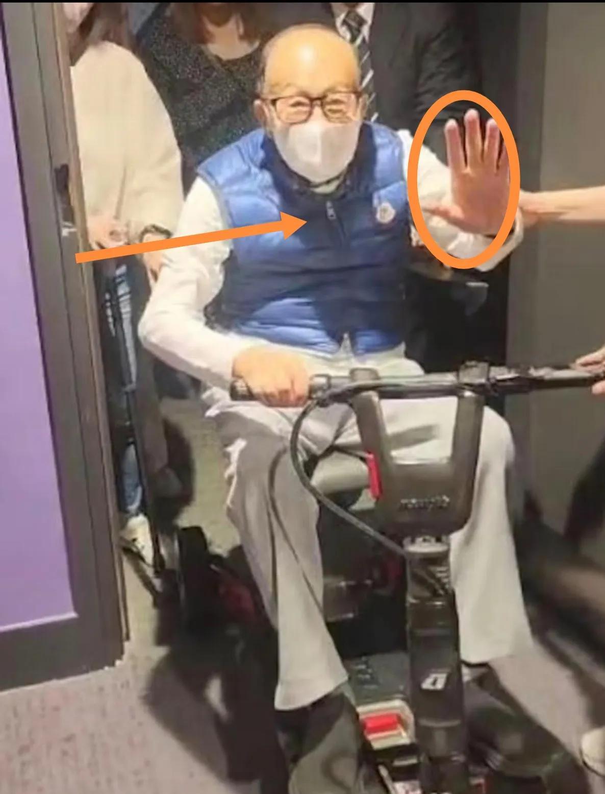 李嘉诚竟然出来了，不过他没去公司，没回家，也没接受记者采访，他竟然转头就去了