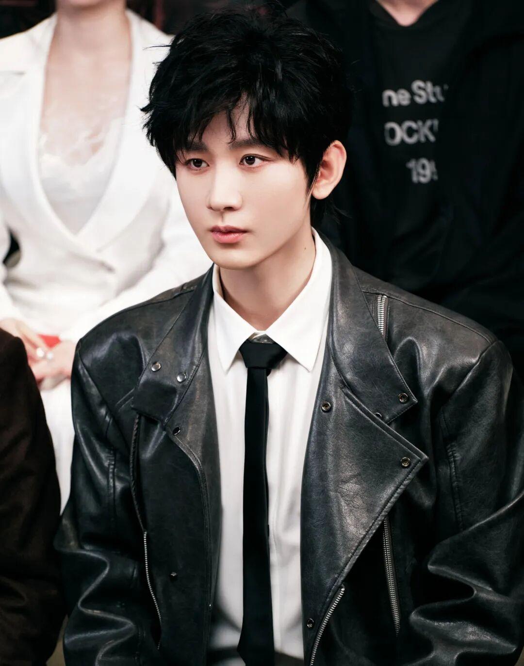 当红明星成毅车辆喷洒红漆并写下极其恶毒的文字，工作室已第一时间进行证据保全。此外