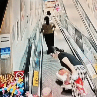 商场扶梯上的致命疏忽：一个扭扭车，别人的悲剧监控里的画面，看得人头皮发麻。