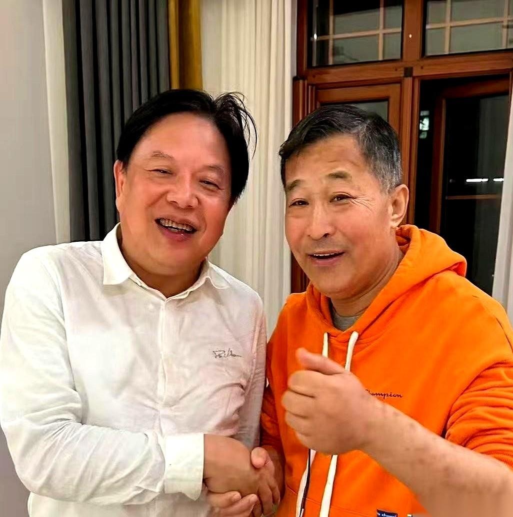 丝芭传媒创始人王子杰突然离世，又是心源性猝死。翻看他和另一位老板张雪峰生前的影