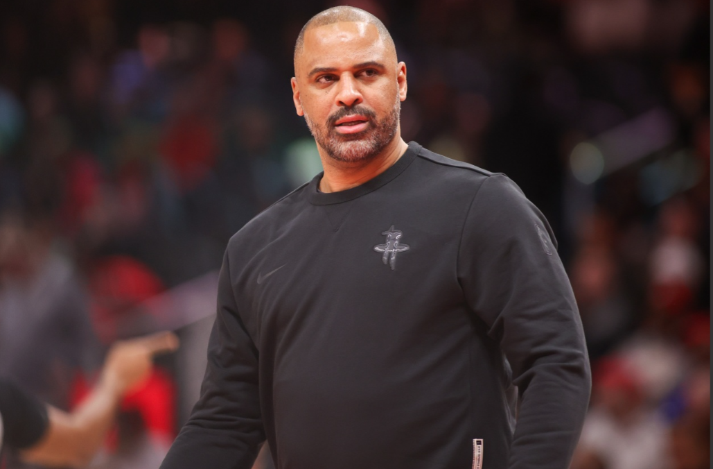 火箭惨败马刺！伊森外线失准、防守形同虚设，乌度卡下课在即？球迷怒喷：全队从头烂到根