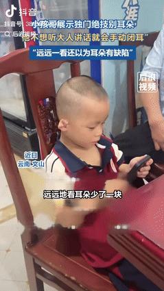 “强的可怕！”8日报道云南文山一女子和好友聊天时，眼神无意中扫到了朋友家的小孩，