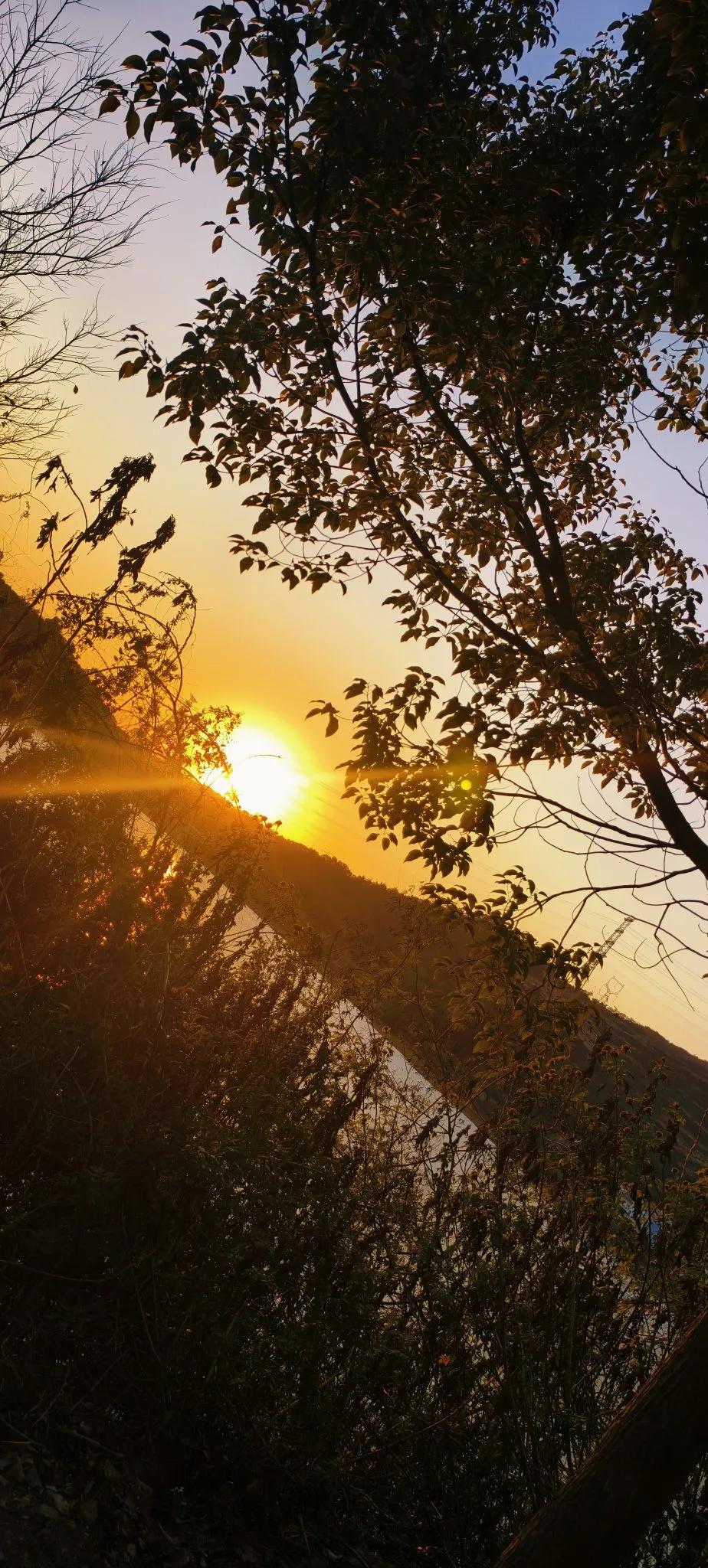 小时候听老人们讲，刚解放那会儿，有个乡闹土匪闹得很凶，没人敢去当乡长。后来，县里