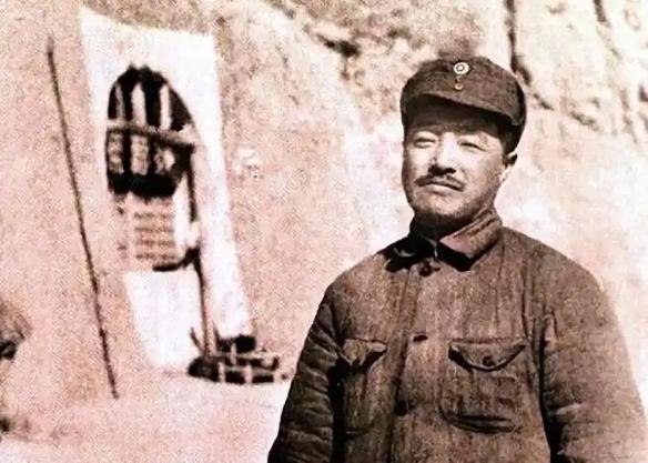 1939年，贺龙病重坐轿行军，军中叛徒在途中对轿狂射十枪，结果吓傻了。1939年