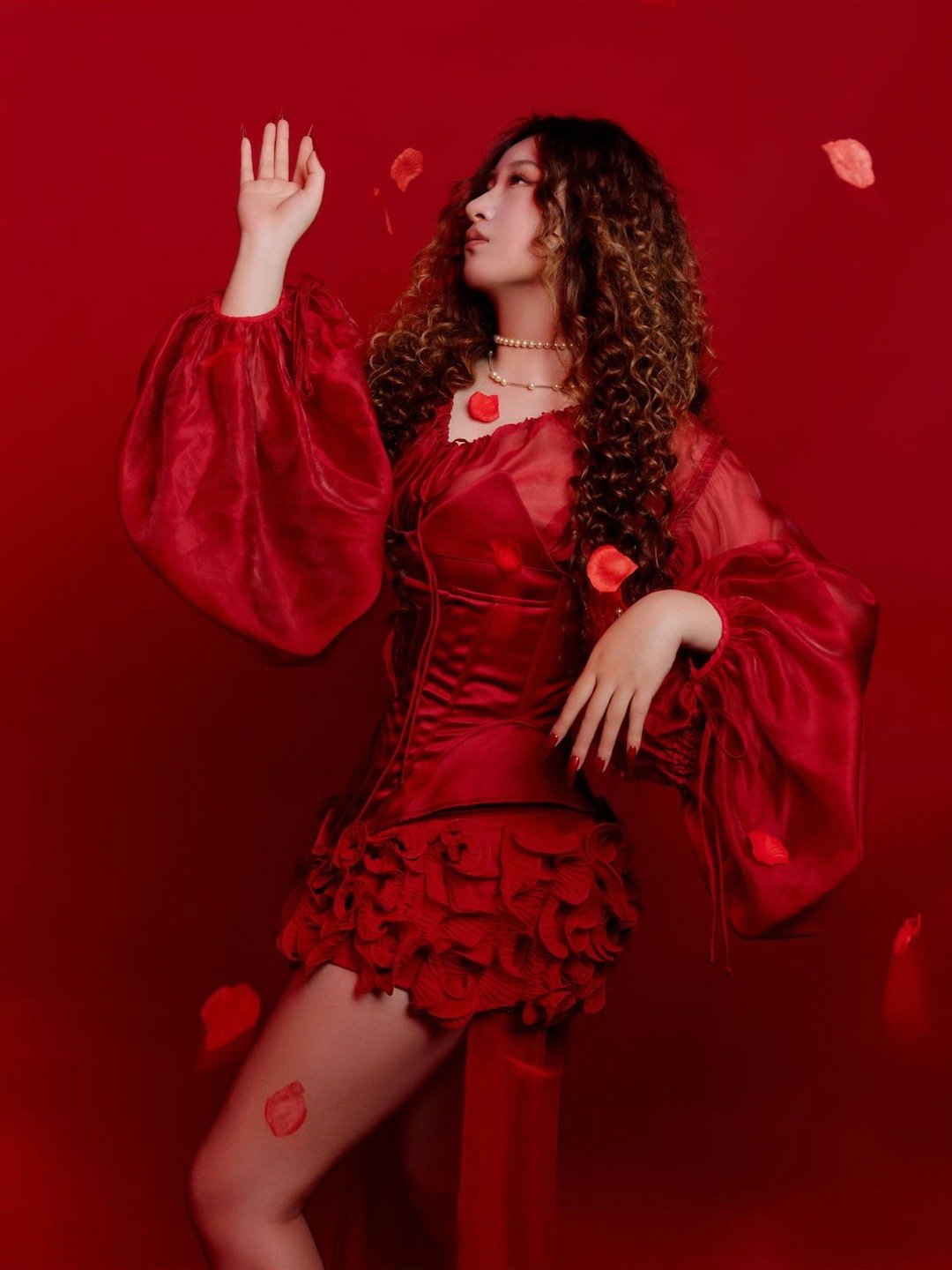 这还是我认识的锤娜丽莎吗好久不见，锤姐这身红色造型真让人眼前一亮！舞台上的她大