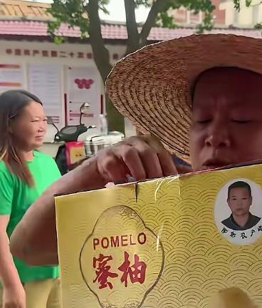 全爸农产品中秋送暖，全红婵爸爸用水果传递感恩之心。中秋佳节来临之际，全红婵爸爸
