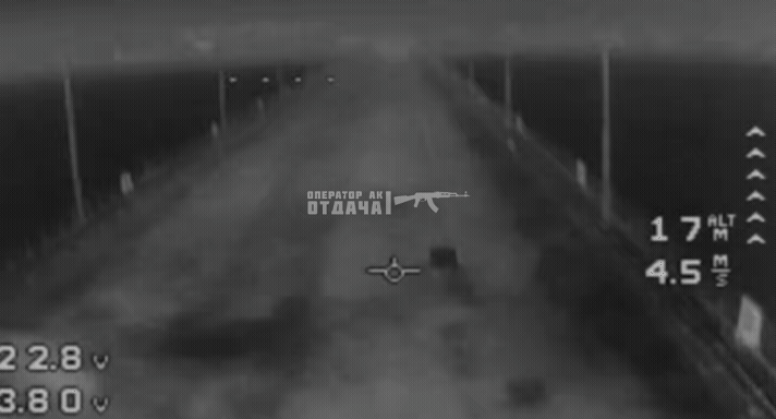 俄军太狡猾了，乌军乘坐快艇本想偷袭俄军，结果变成了喂鱼行动！俄军无人机守株待兔，