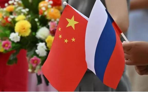 中俄关系将来可能难免会有一场较量，但现在中国为啥还不疏远俄罗斯？俄乌战争还在继续