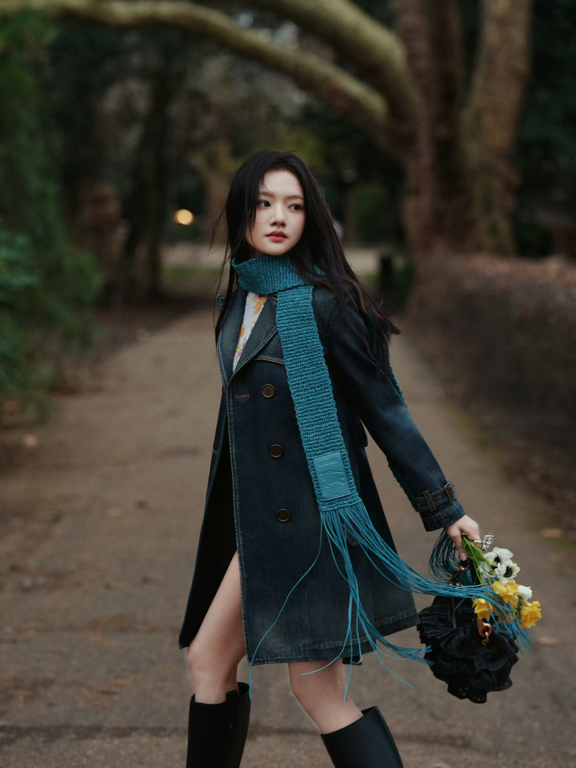 懂事的导演请给我们敏敏递上都市本子🤲任敏伦敦秀场生图状态任敏风衣搭配花卉辣妹套