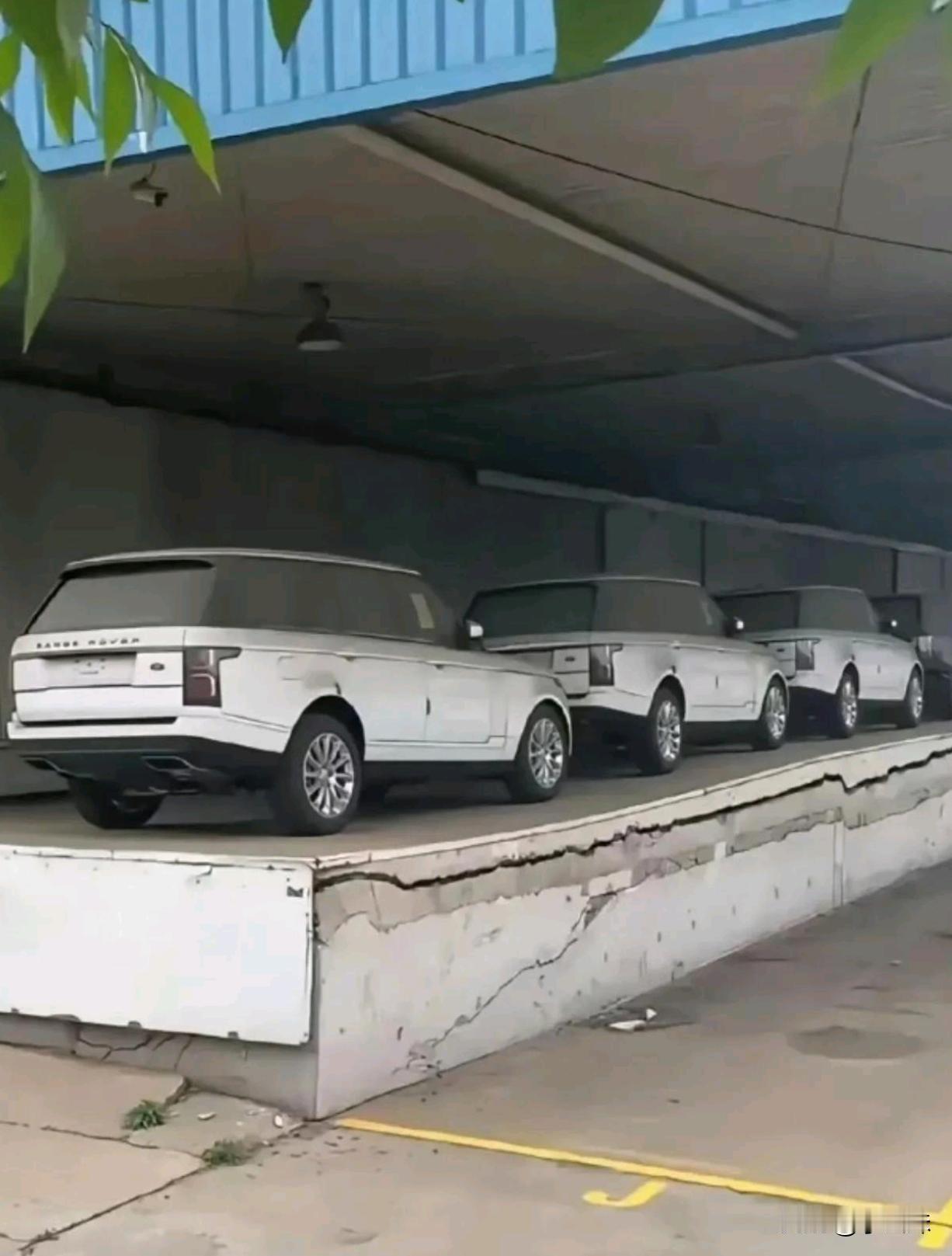 路过一个桥洞，下面全部停着路虎，车牌也没看起来像要报废了一样，这是什么个情况？