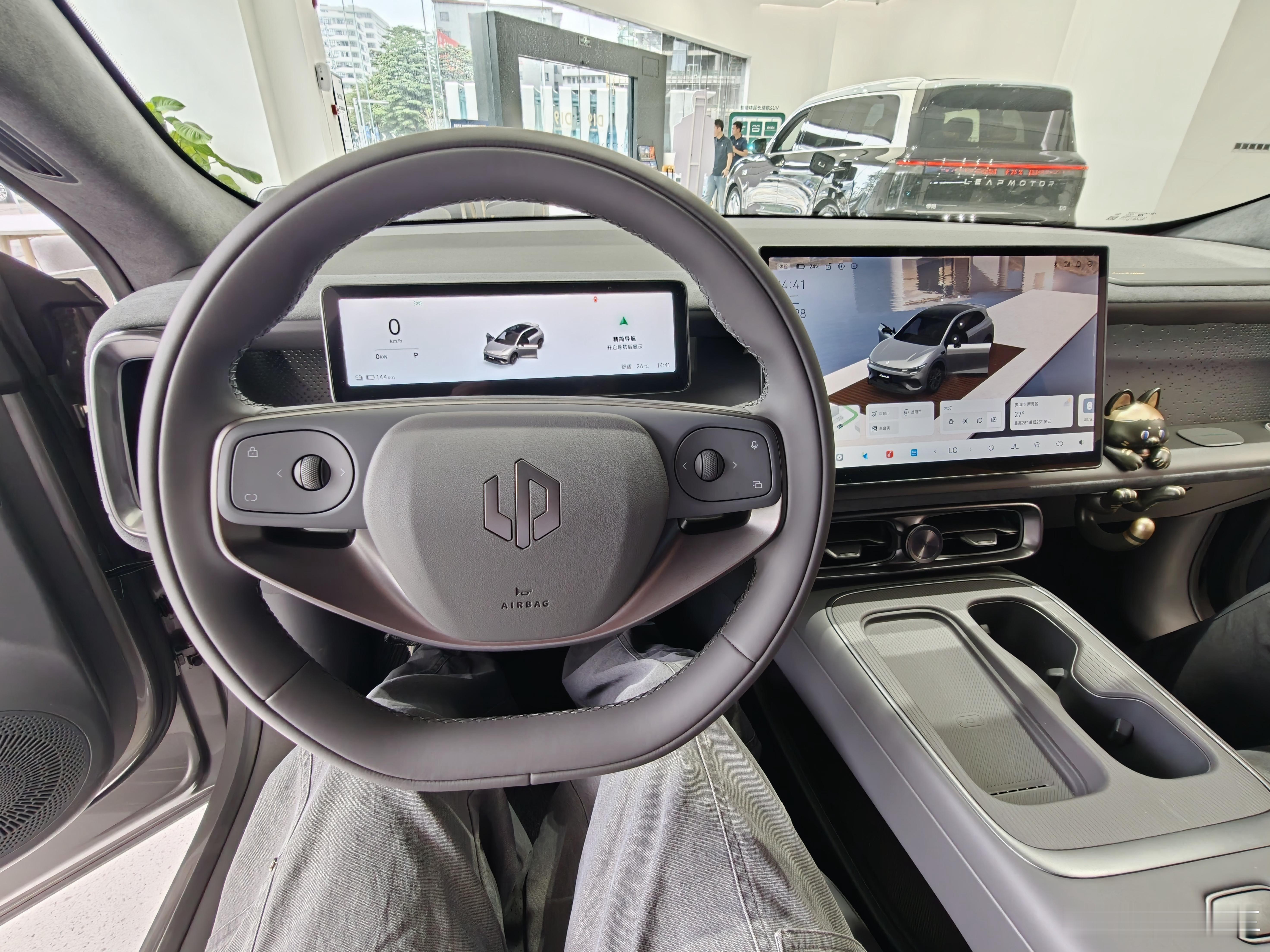 零跑lafa5这个液态金属银真的太好看了，相比普通版那个黄色颜值高了几个档次，运