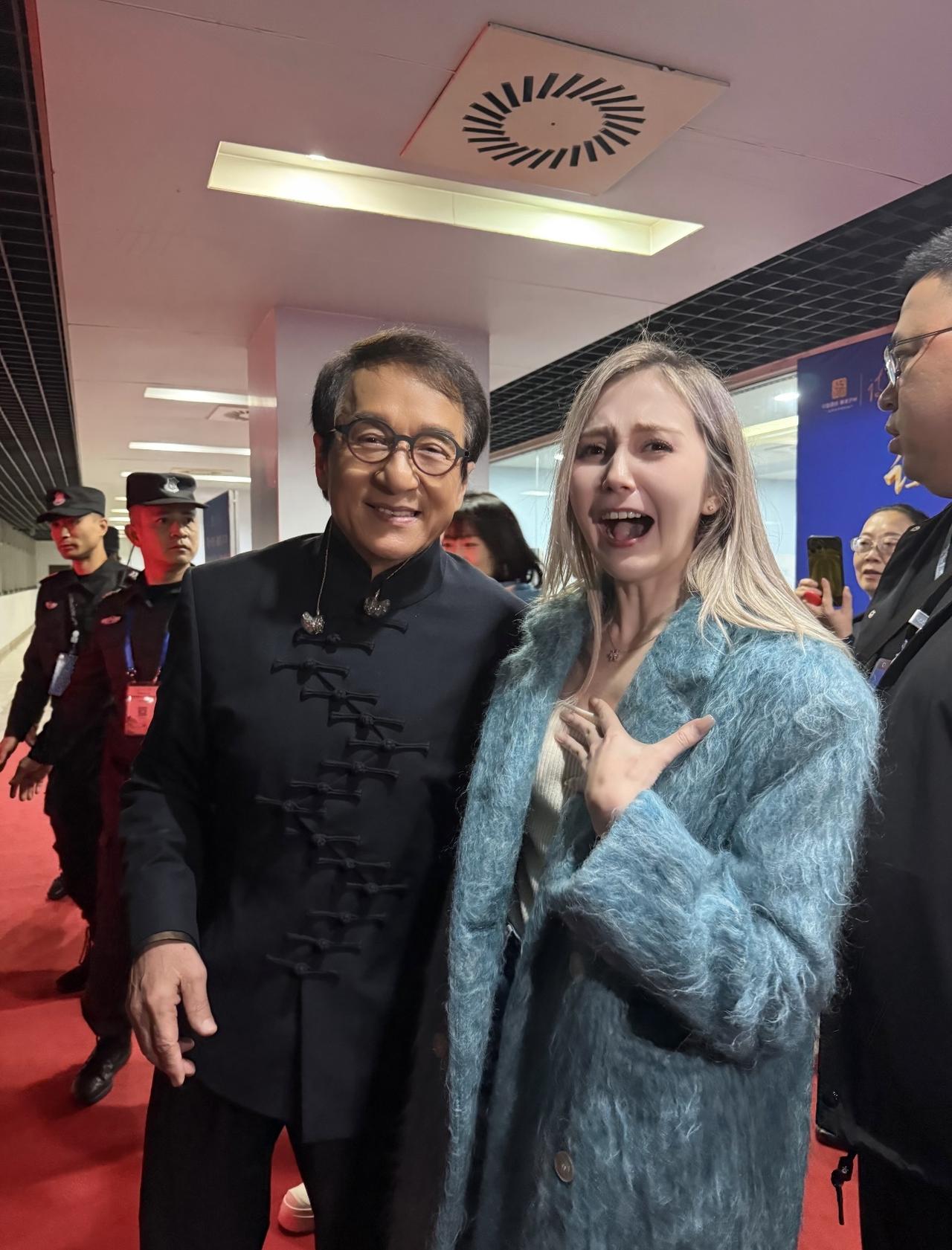 近日，卡捷琳娜-凯丽晒与成龙合影，并配文：“I’msohappyJacky