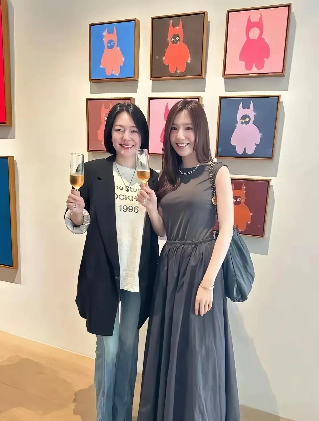 6月28日，小S二女儿举办画展，小S和老公许雅均在现场为女儿加油打气。小S看起