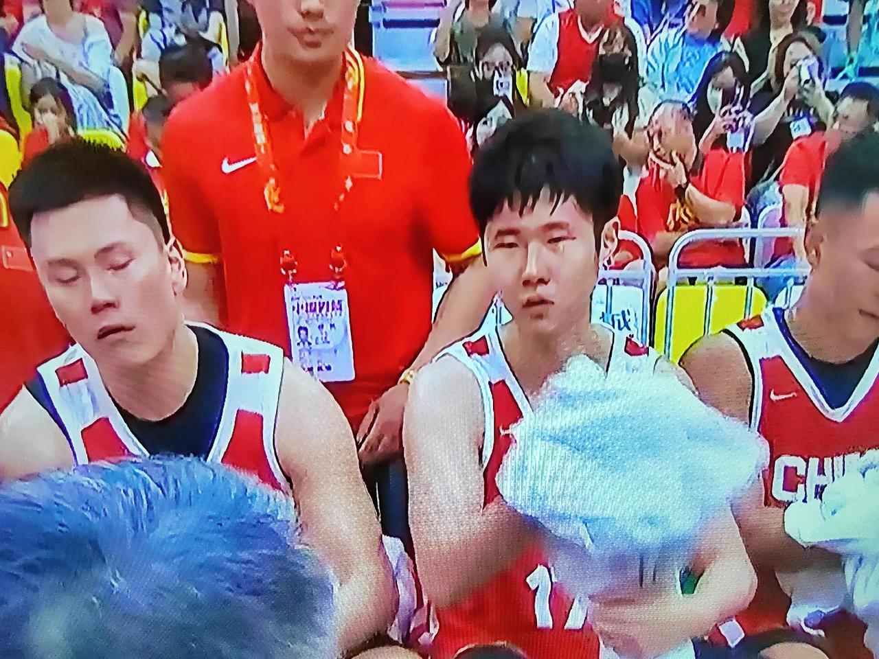 给中国男篮输给新西兰队的上场10位球员打分：廖三宁：【9分】，17分3个篮板