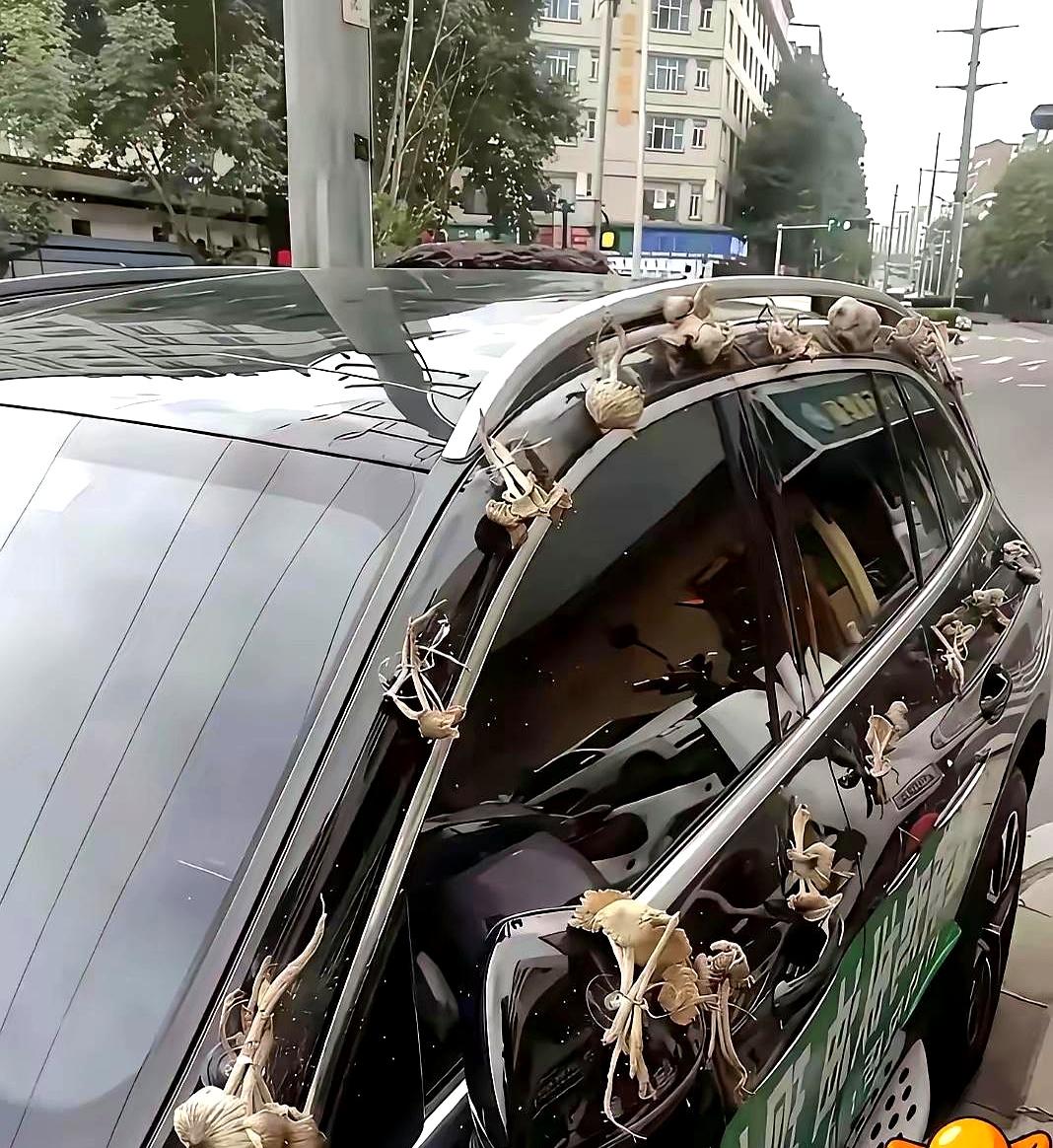 你收到过那种让你完全懵圈的礼物吗？就一朋友前两天兴冲冲拿来个摆件，造型特抽象，