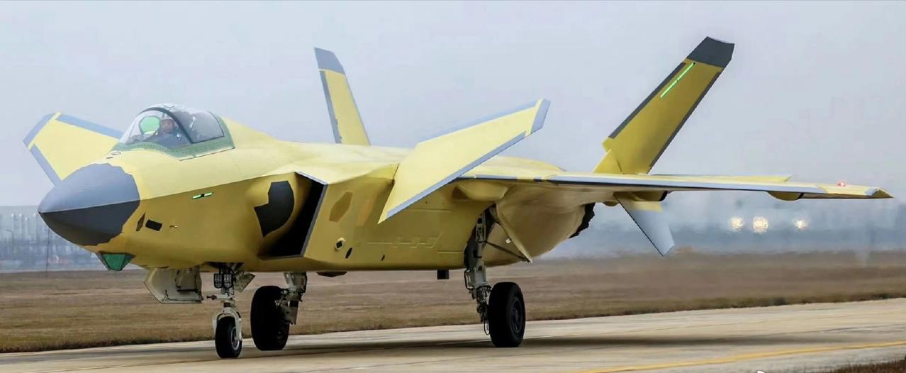 成飞首次公开黄皮粗脖子歼20A细节画面貌似不只是换了航发，外形应