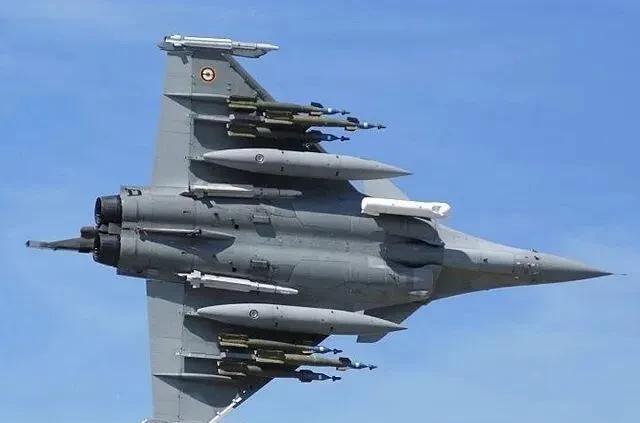 挂满武器弹药的印度空军阵风战斗机，来自法国达索公司。携带多个副油箱的歼10C战