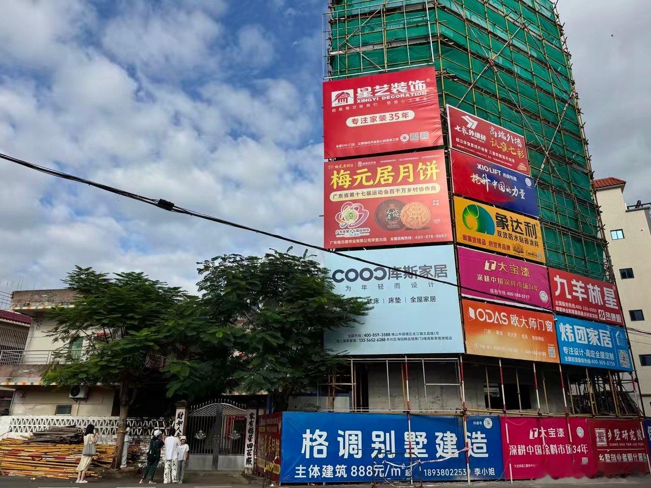 全红婵家新建的两套房，一套已拆外棚进入内部装修阶段，一套刚封顶，两套各具特色，不错！​