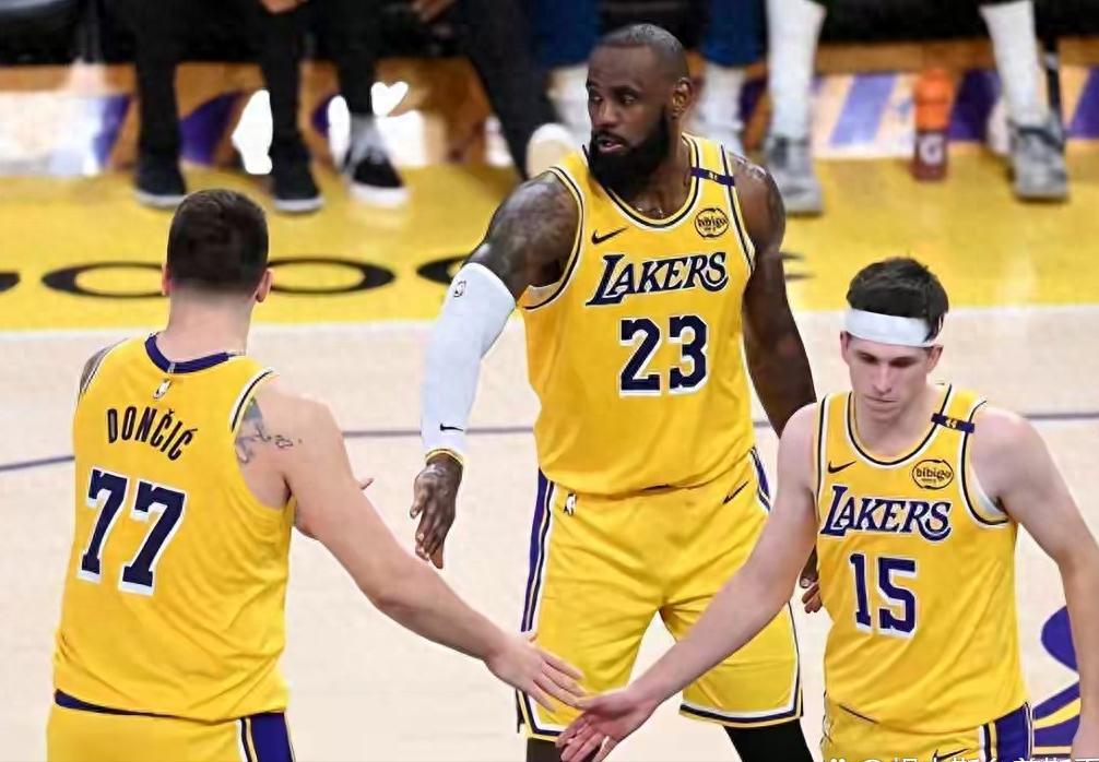 顶级球星到最后的宿命都是这样，能力大幅下滑，名气又很大，能力配不上薪资。科比最后