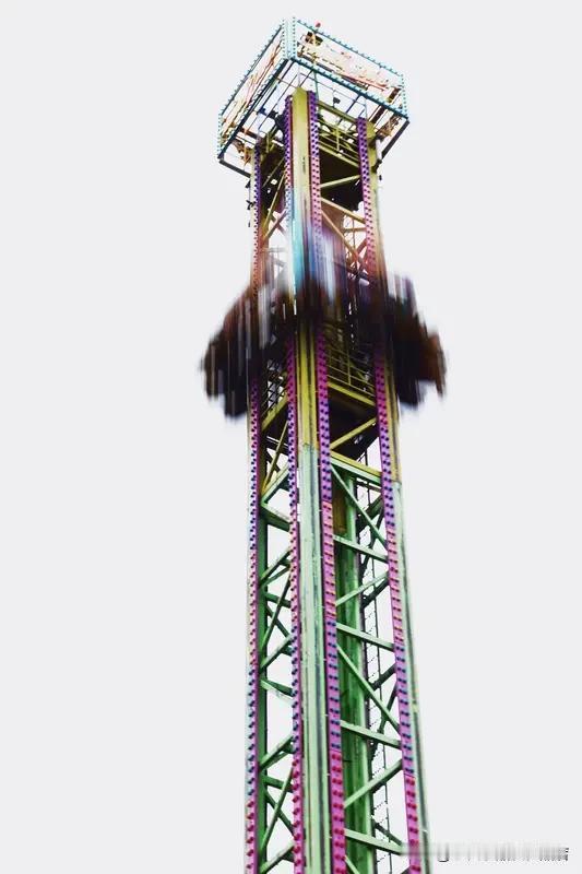 四川资阳方特乐园这事儿也太吓人了！三个小孩兴高采烈坐跳楼机，工作人员居然忘放安全