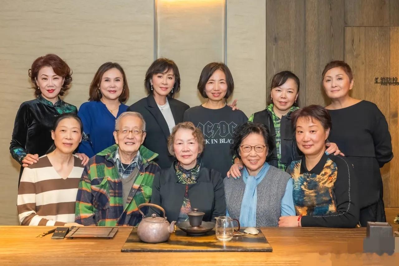 刘嘉玲带母亲回江苏苏州老家回忆童年，刘嘉玲好显年轻，根本不像是60岁的老人，比同