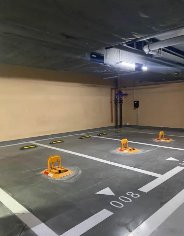 为了逼你买车位，都上地锁了！