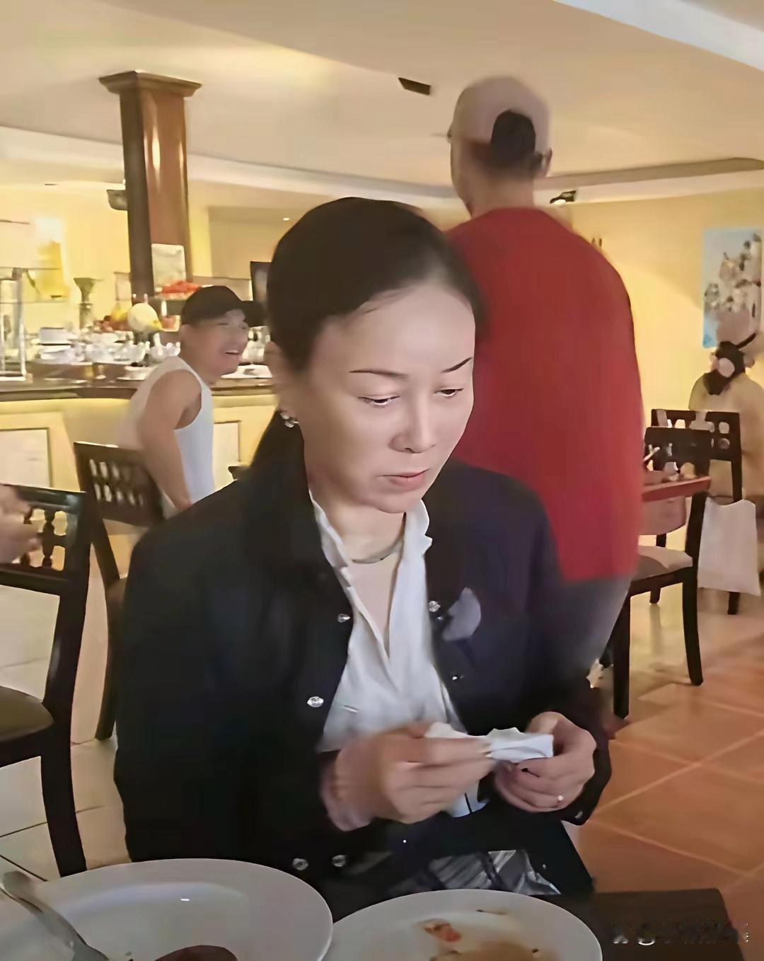 碰到那英了，哇塞，真人比电视上看着还年轻漂亮呢！