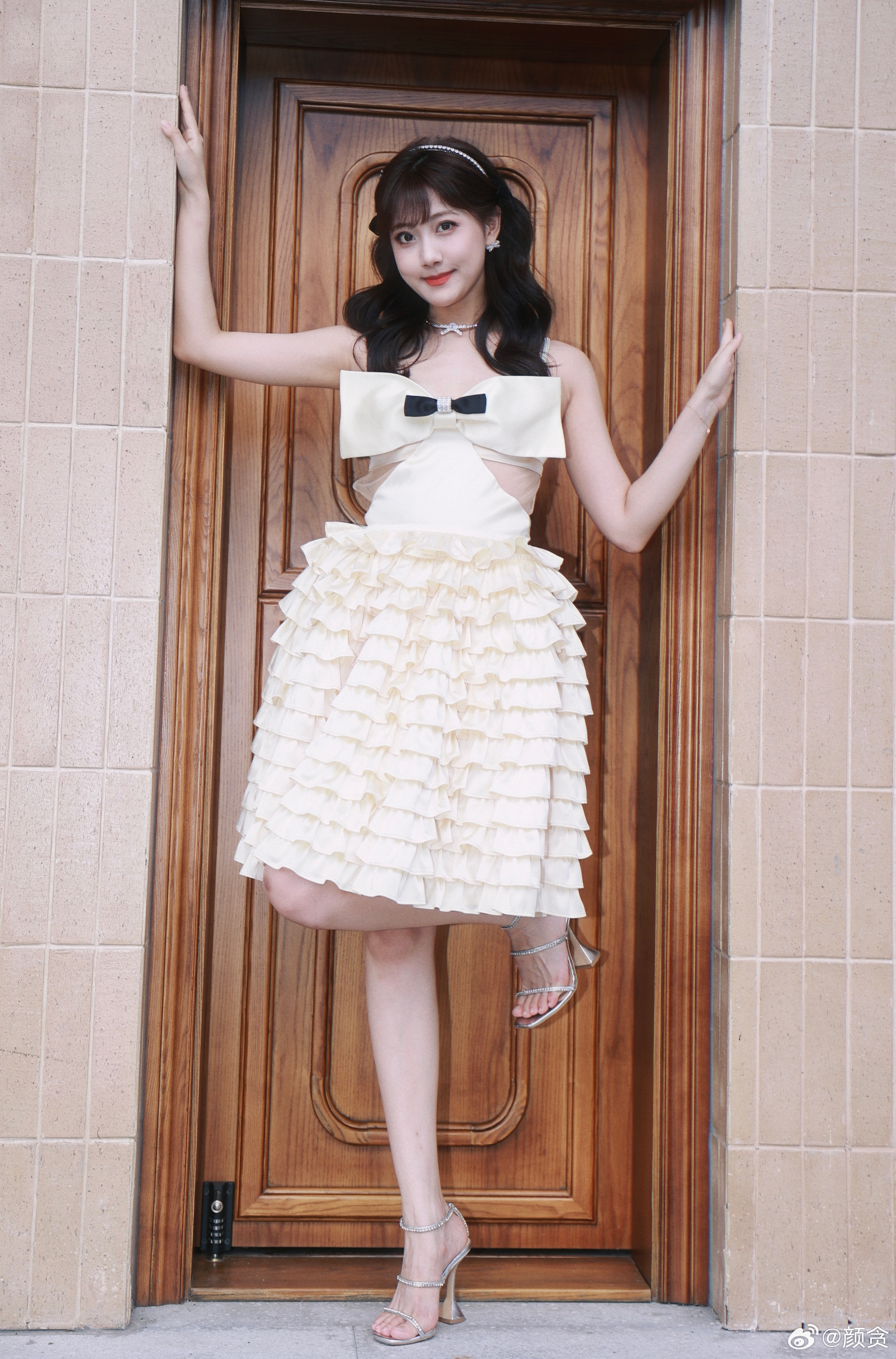 👠李艺彤要演短剧了吗，果然寒冬啊李艺彤短剧