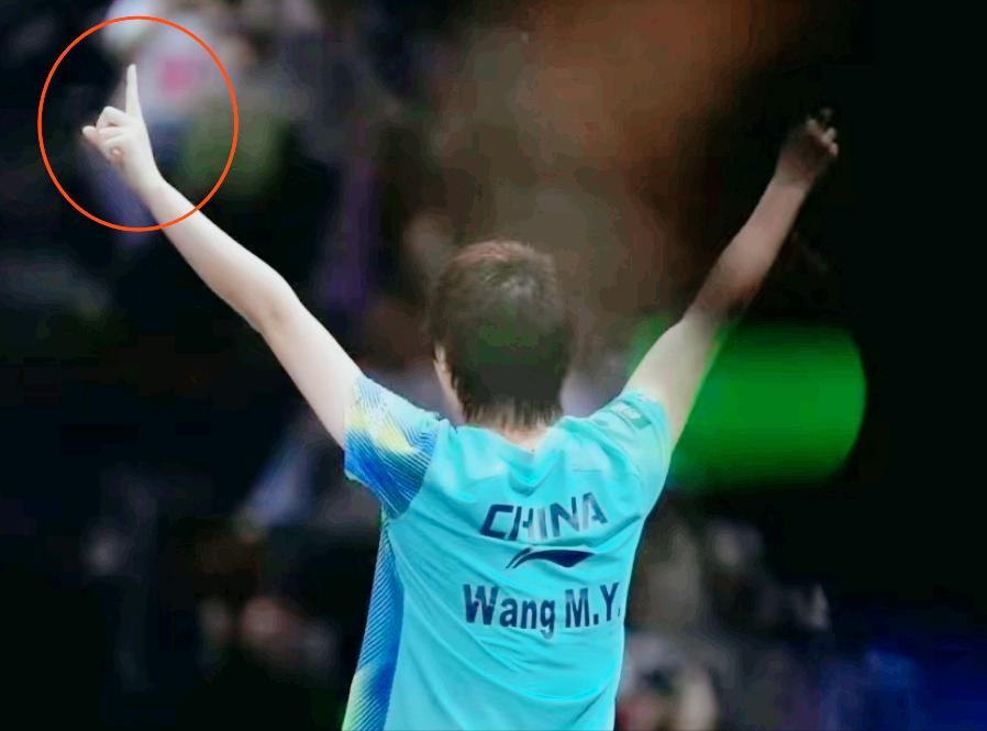 王曼昱夺冠后的比“1”手势，是宣誓重回世界第一？赛后采访她特别说明了。这个手