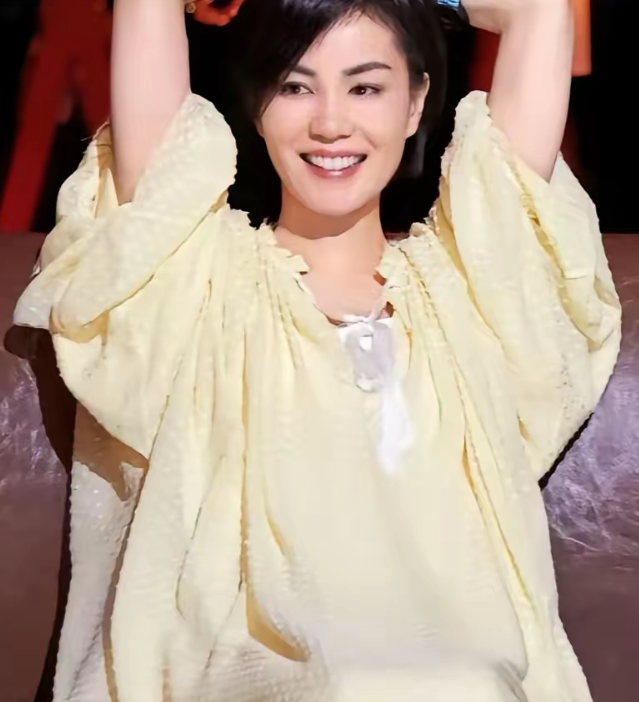 通过孙浩的牵线“天后”王菲给张嘉译打来了电话“嘉译哥，你的歌总是让浩子唱也不让