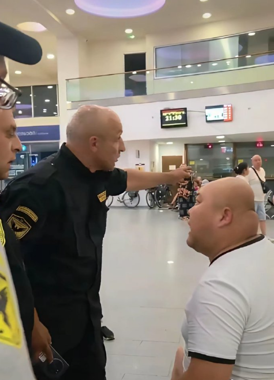 事发格鲁吉亚，一位中国光头男子因为腰不好所以躺着。别人躺车站工作人员不管，看中国