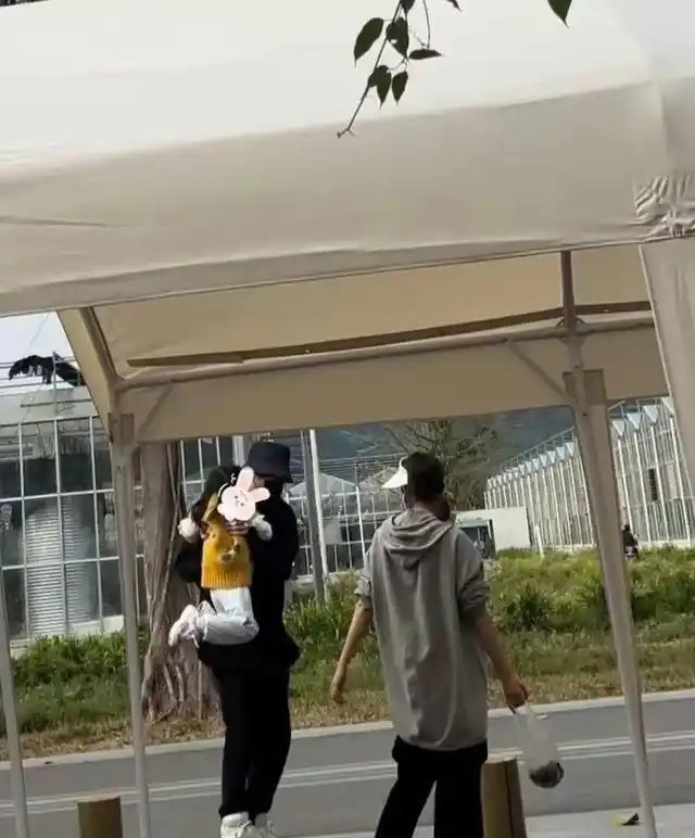 4岁女儿被张若昀抱上木桩玩，唐艺昕拎塑料袋陪她踩水，女儿黄毛衣白裤一家三口太接地气！网友问：这真是明