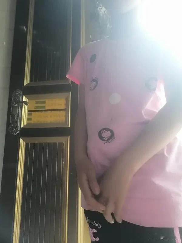 8岁小姨给大学生侄女发红包河南周口这个春节名场面太逗了。20岁女大学生跟着爸妈