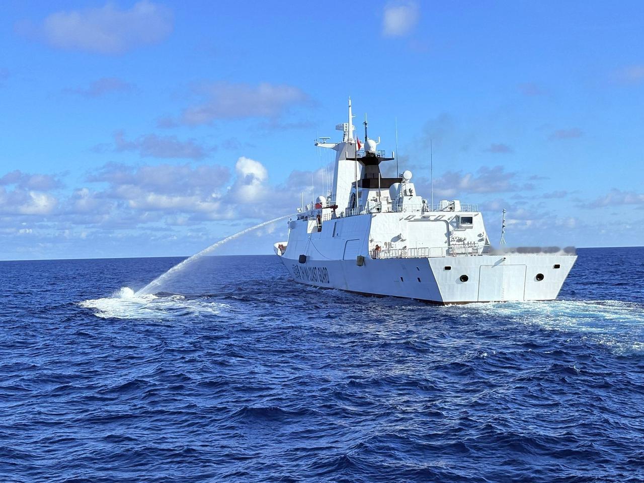 054A版海警船4305亮相，被“呲水”的对象是菲律宾渔业资源局BRPDatu