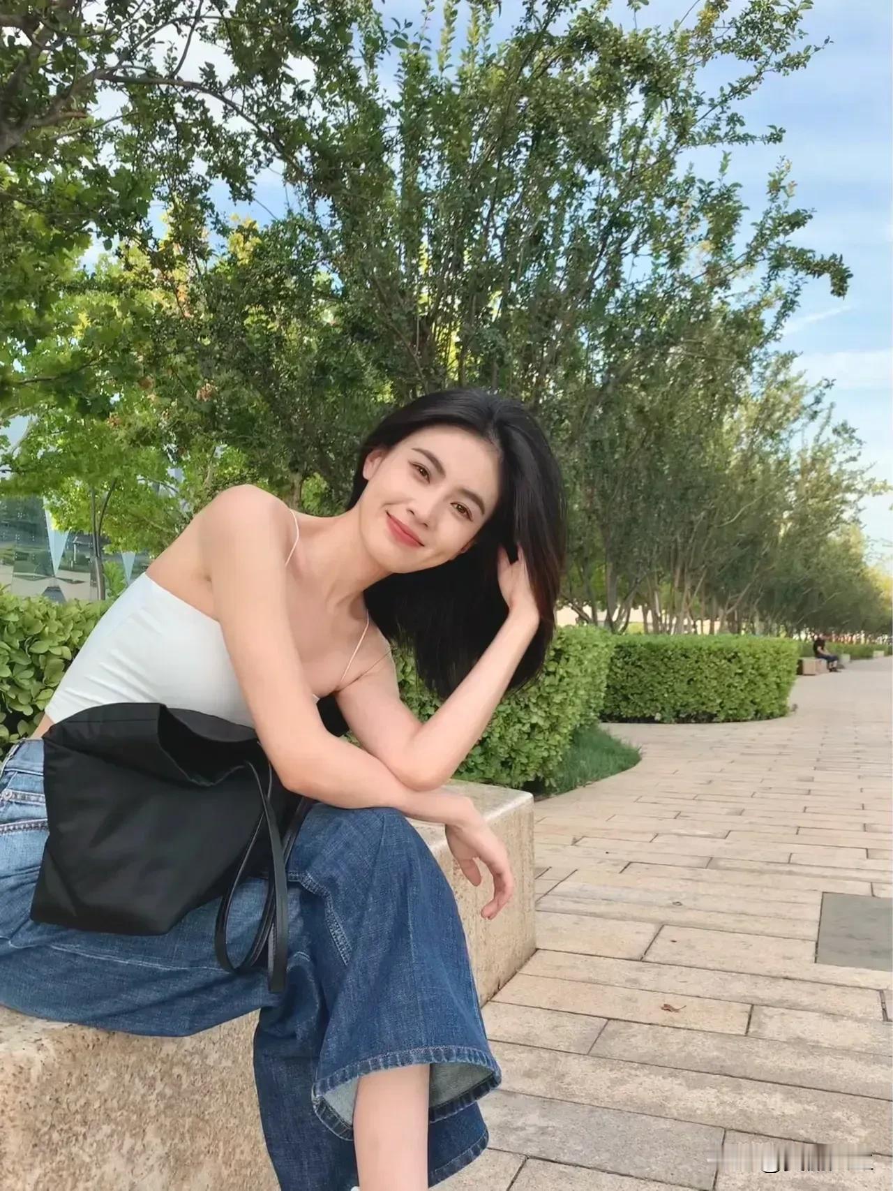 我偷了黄昏的酒。还想拉晚霞的手。活的蝇营狗苟，却心念海棠花瘦。