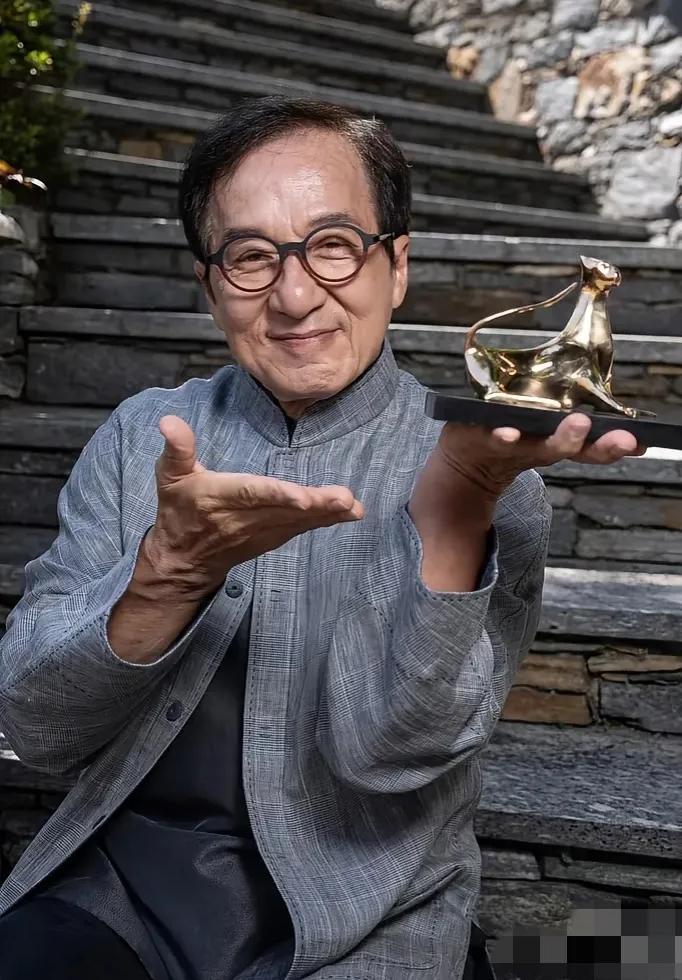 成龙大哥这辈子大概率要遗憾终生了！他挣再多的钱，再有巨星光环，2025年，71岁